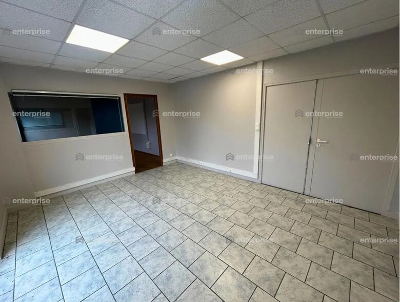 Bureau dans Lacroix-Saint-Ouen à louer - Photo de l’immeuble – Image 2 sur 8