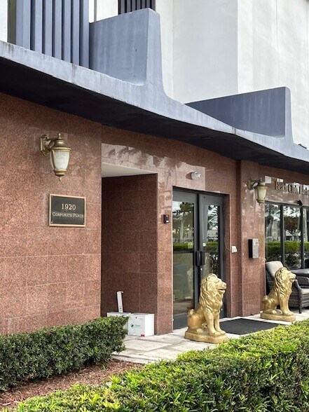 1920 E Hallandale Beach Blvd, Hallandale Beach, FL à vendre - Photo de l’immeuble – Image 3 sur 33