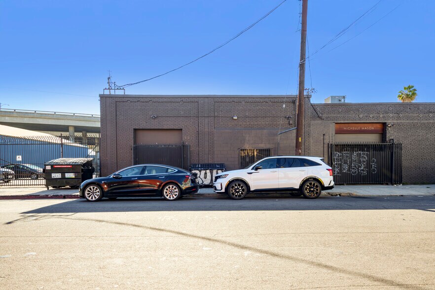 2448 E 8th St, Los Angeles, CA à louer - Photo de l’immeuble – Image 1 sur 12