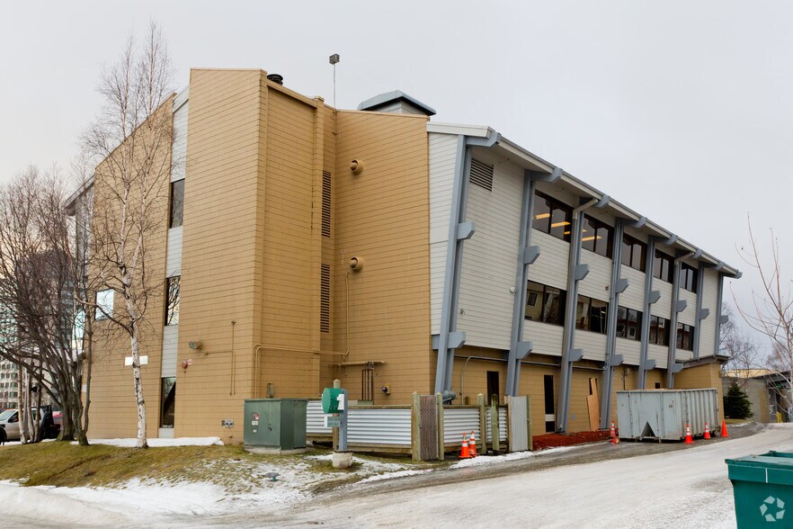 375 W 36th Ave, Anchorage, AK à louer - Photo de l’immeuble – Image 2 sur 3