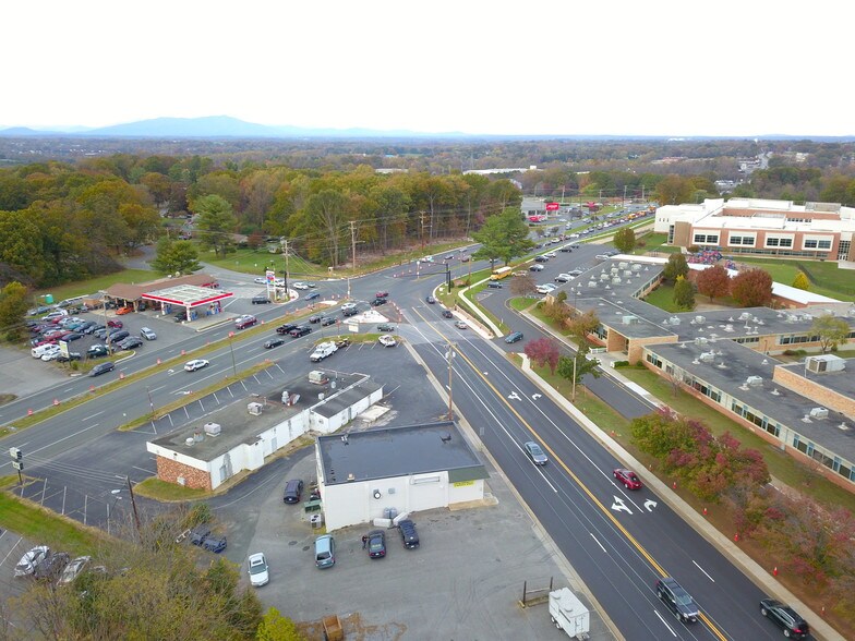 7106 Timberlake Rd, Lynchburg, VA à louer - Photo de l’immeuble – Image 2 sur 19