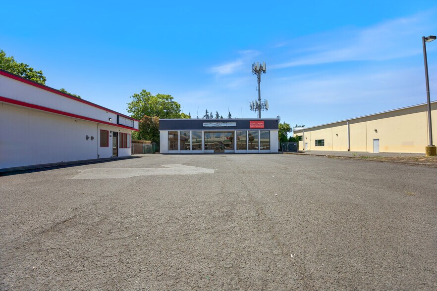 12404 NE Halsey St, Portland, OR à louer - Photo de l’immeuble – Image 2 sur 5
