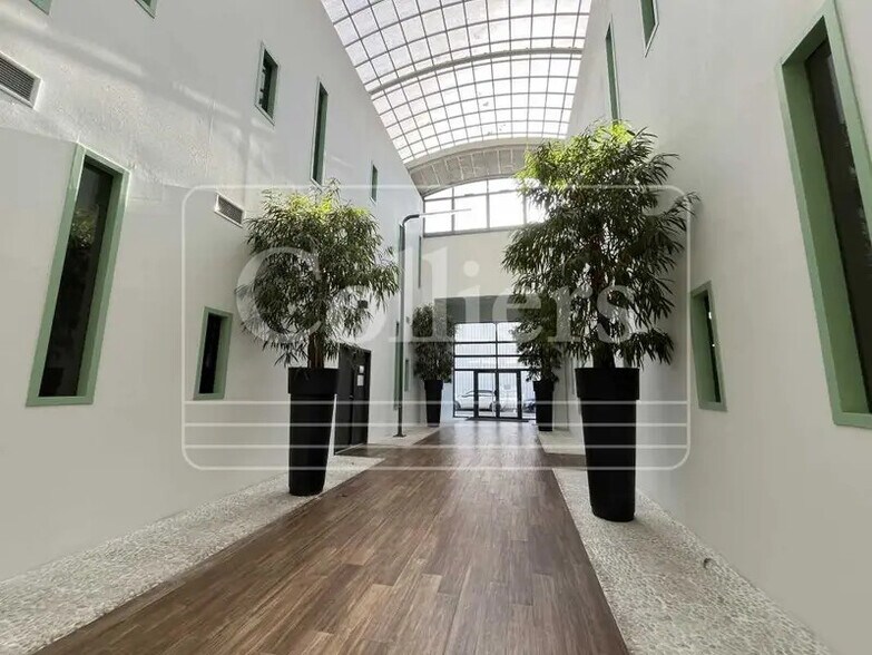 130 Rue Frédéric Joliot Curie, Aix-en-Provence à louer - Photo de l’immeuble – Image 2 sur 18