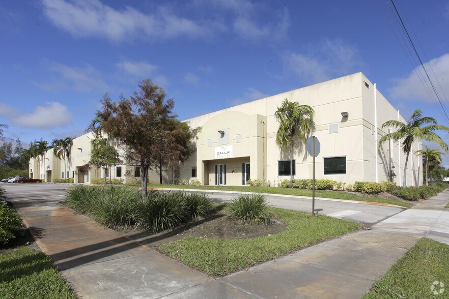 1907 SW 43rd Ter, Deerfield Beach, FL à louer - Photo de l’immeuble – Image 3 sur 6