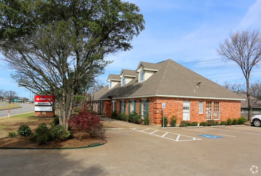 1105 W Lamar Blvd, Arlington, TX à louer - Photo de l’immeuble – Image 2 sur 3