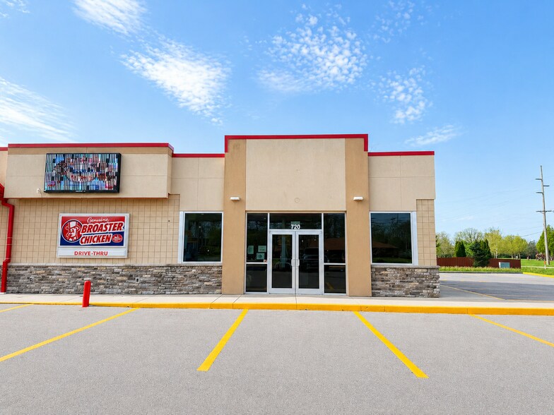 720 E Tillman Rd, Fort Wayne, IN à louer - Photo de l’immeuble – Image 2 sur 4