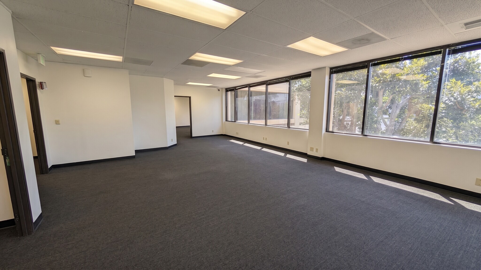 250 W 1st St, Claremont, CA à louer Photo intérieure– Image 1 sur 16