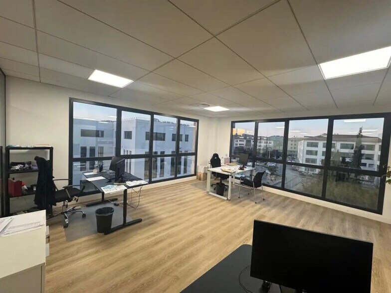 Bureau dans Aubagne à louer - Photo de l’immeuble – Image 1 sur 4