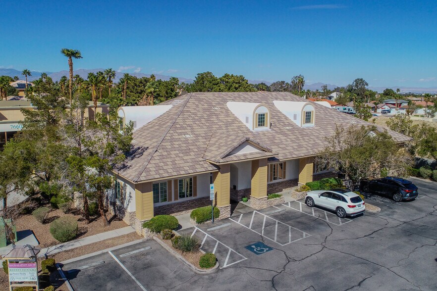 7656 W Sahara Ave, Las Vegas, NV à louer - Photo de l’immeuble – Image 2 sur 31
