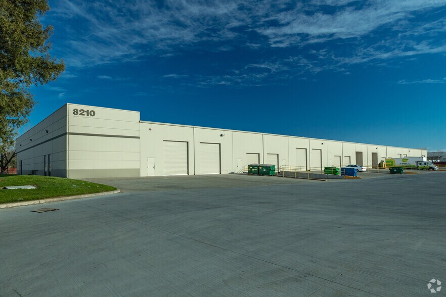 8210 Berry Ave, Sacramento, CA à louer - Photo principale – Image 1 sur 20