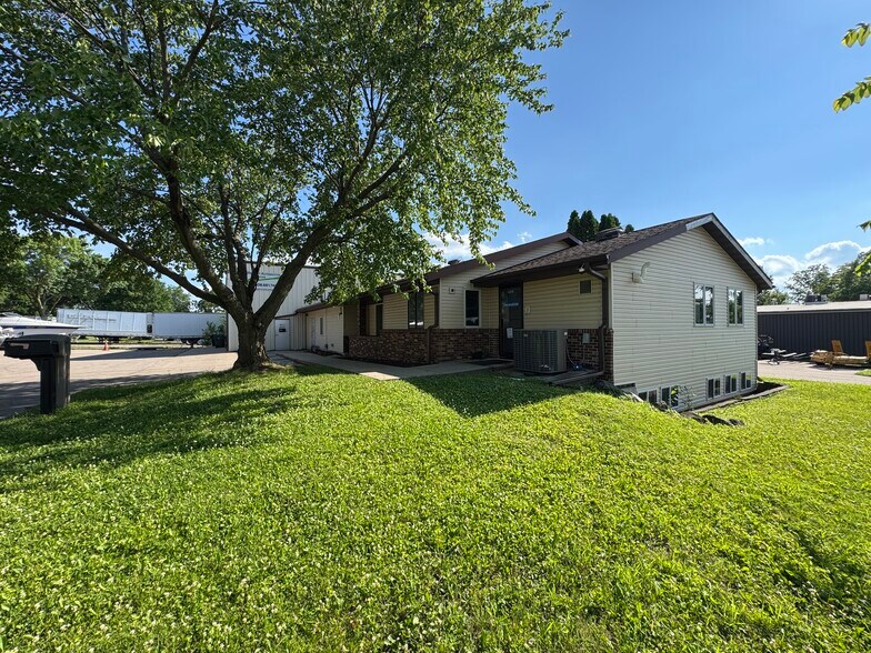 4309 Neptune Ct, Madison, WI à vendre - Photo de l’immeuble – Image 2 sur 12