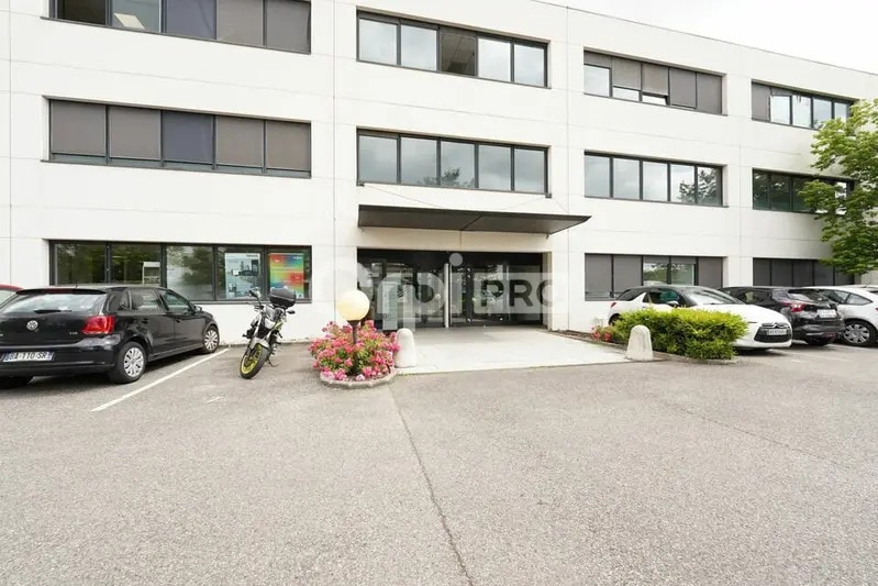 23 Rue Maryse Bastié, Bron à louer - Photo de l’immeuble – Image 2 sur 12