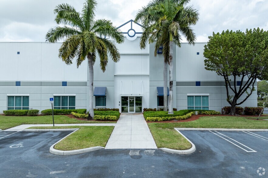 10801 NW 103rd St, Medley, FL à louer - Photo de l’immeuble – Image 2 sur 5