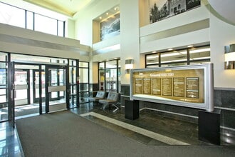 340 College St, Toronto, ON à louer Photo intérieure– Image 1 sur 4