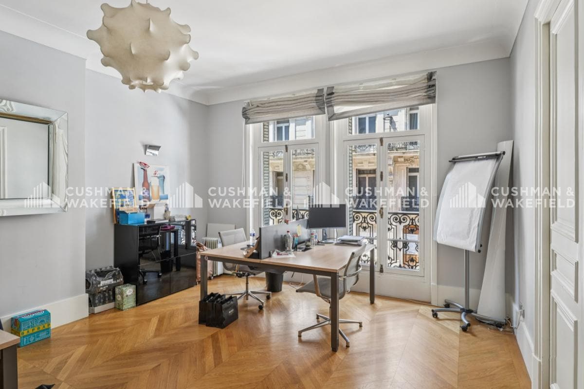 10 Rue De La Trémoille, Paris, PAR 75008 - - - Photo intérieure - Image 2 of 7