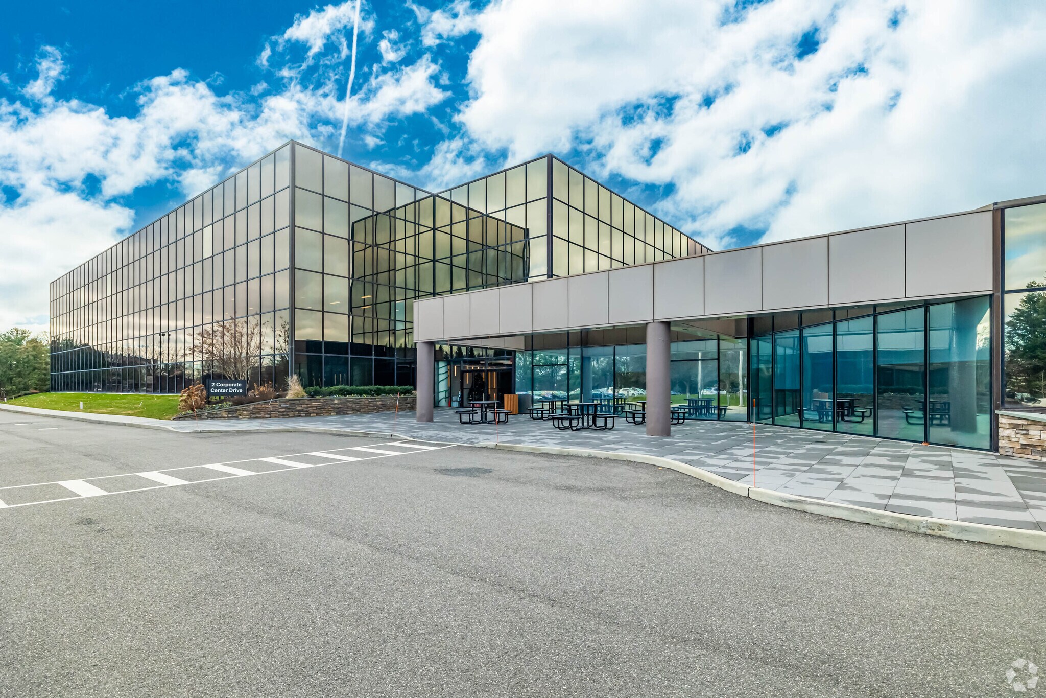 2 Corporate Center Dr, Melville, NY à louer Photo principale– Image 1 sur 11