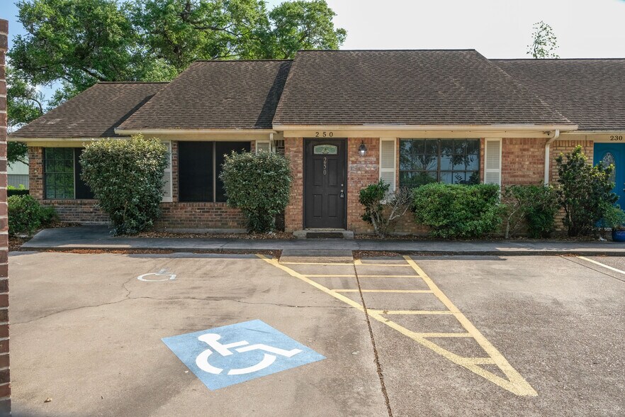115 N Dixie Dr, Lake Jackson, TX à vendre - Photo de l’immeuble – Image 2 sur 32