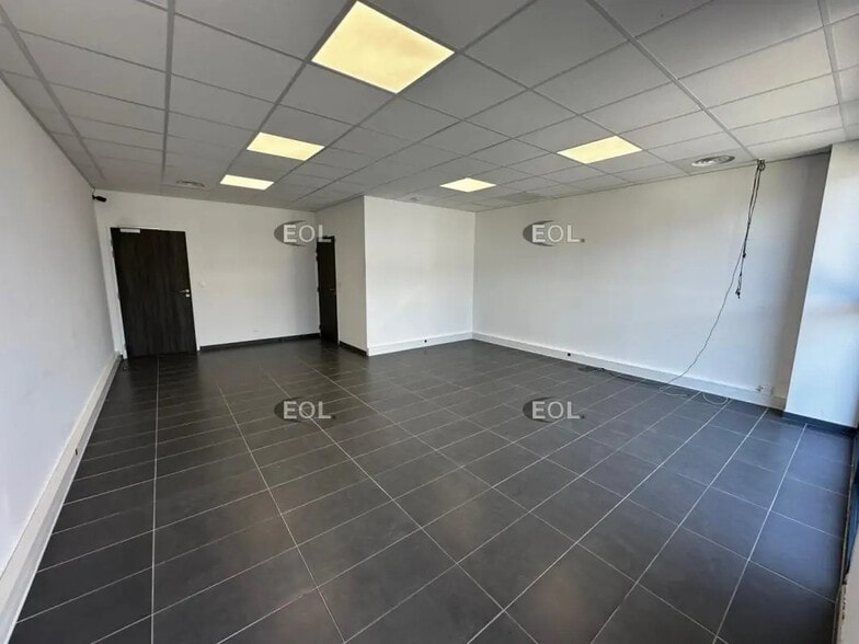 Local d’activités dans Gignac-la-Nerthe à louer - Photo de l’immeuble – Image 2 sur 5