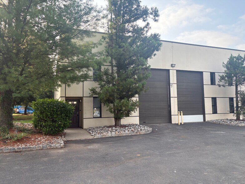14 Ilene Ct, Hillsborough, NJ à vendre - Photo de l’immeuble – Image 1 sur 4