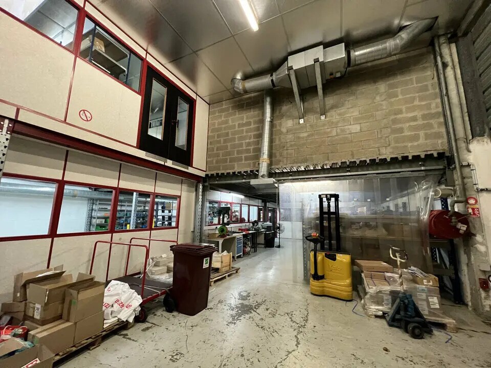 Local d'activités dans Ferrières-en-Brie à vendre Photo de l’immeuble– Image 1 sur 6