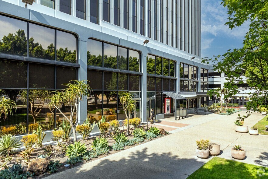 300 S Harbor Blvd, Anaheim, CA à louer - Photo de l’immeuble – Image 1 sur 9