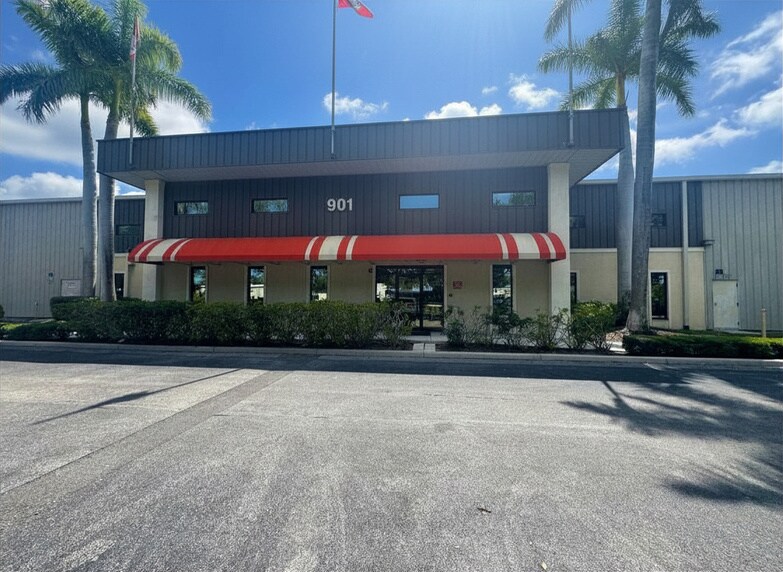 901 Industrial Blvd, Naples, FL à vendre - Photo de l’immeuble – Image 3 sur 13