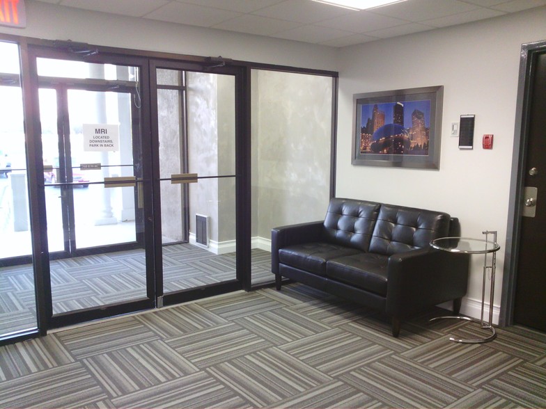 640 E St. Charles Rd, Carol Stream, IL à louer - Photo intérieure – Image 2 sur 13