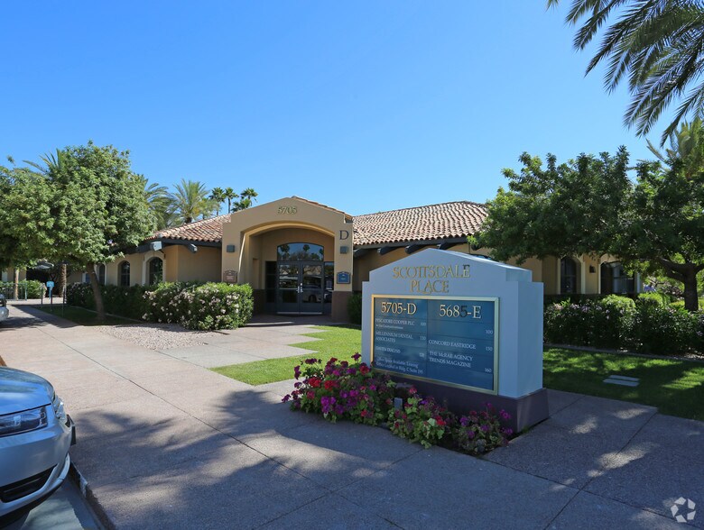5725 N Scottsdale, Scottsdale, AZ à louer - Photo de l’immeuble – Image 3 sur 10