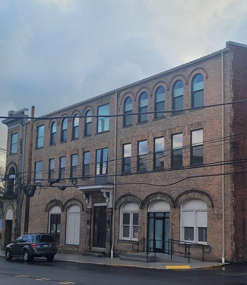 607 Miller Ave, Clairton, PA à louer - Photo de l’immeuble – Image 2 sur 2