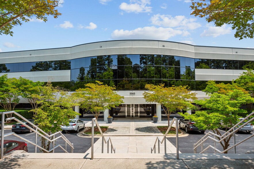 5565 Centerview Dr, Raleigh, NC à louer - Photo de l’immeuble – Image 2 sur 12