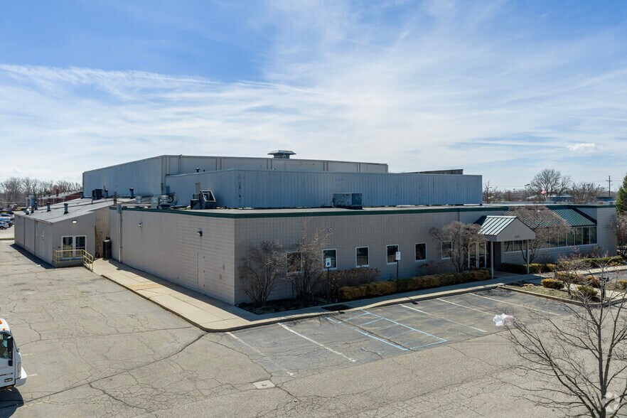 8220 Irving Rd, Sterling Heights, MI à vendre - Photo de l’immeuble – Image 2 sur 5
