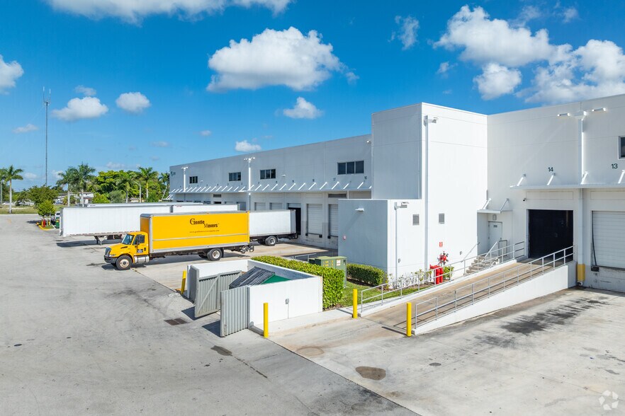 2751 Commerce Center Way, Pembroke Park, FL à louer - Photo de l’immeuble – Image 2 sur 5