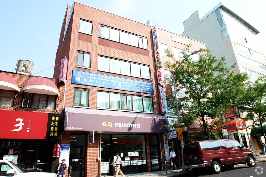 136-21 41st Ave, Flushing, NY à louer - Photo de l’immeuble – Image 2 sur 7