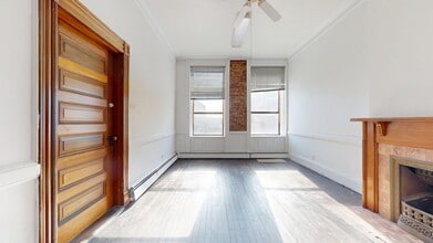 42 W Main St, Riverhead, NY à louer Photo intérieure– Image 2 sur 6