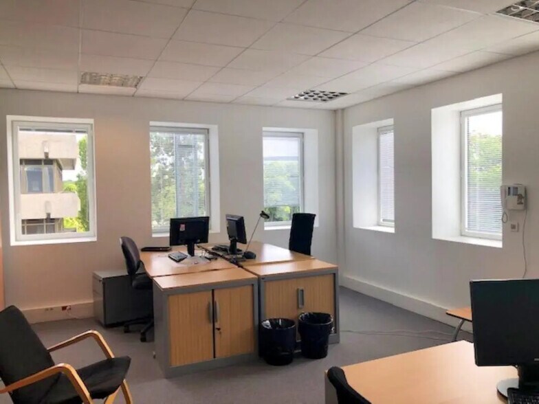 Bureau dans Montigny-le-Bretonneux à louer - Photo de l’immeuble – Image 1 sur 13
