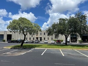 1721-1731 NW 33rd St, Pompano Beach, FL à louer Photo intérieure– Image 1 sur 2