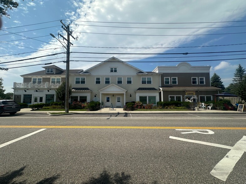 41 N Phillips Ave, Speonk, NY à louer - Photo de l’immeuble – Image 1 sur 10