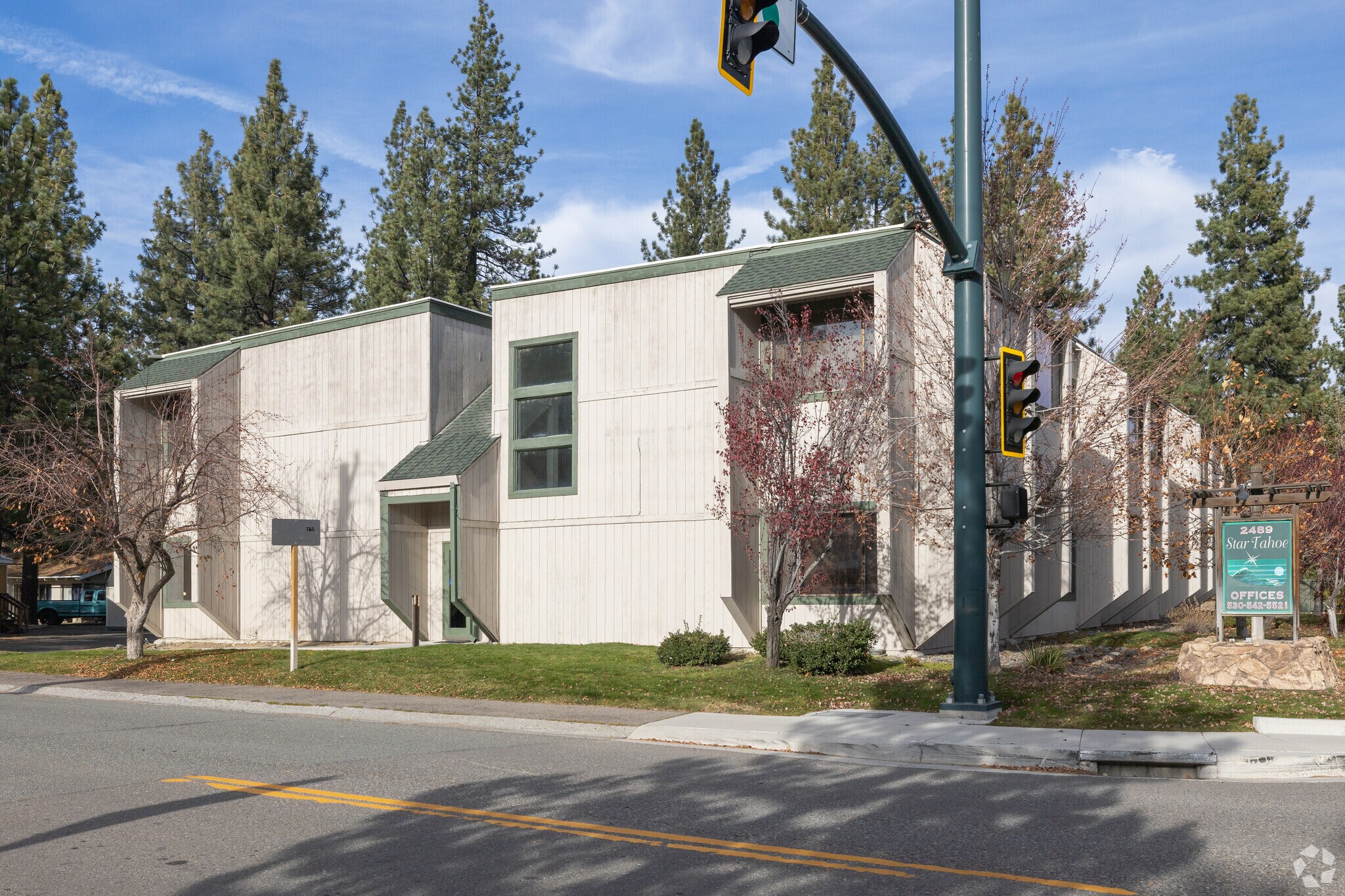 2489 Lake Tahoe Blvd, South Lake Tahoe, CA à louer Photo principale– Image 1 sur 9