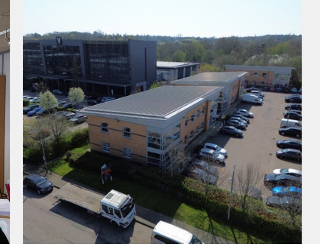 Centennial Ave, Borehamwood à louer Photo de l’immeuble– Image 1 sur 2