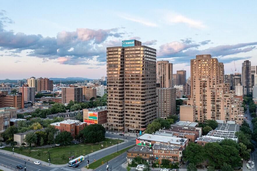 300 Rue Léo-Pariseau, Montréal, QC à louer - Photo de l’immeuble – Image 2 sur 9