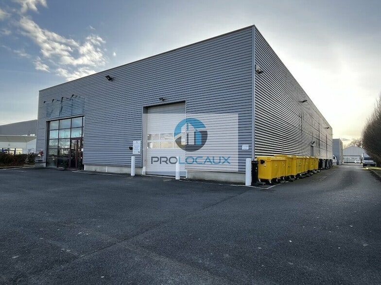 Local d'activités dans Lacroix-Saint-Ouen à vendre - Photo de l’immeuble – Image 2 sur 12