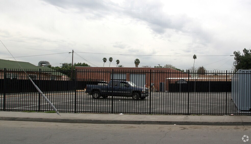 1423 E 58th Dr, Los Angeles, CA à vendre - Photo principale – Image 1 sur 11