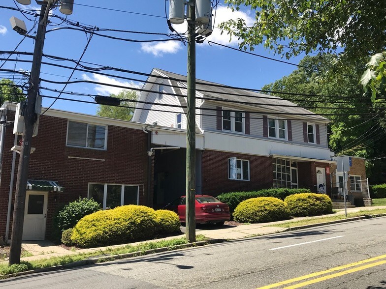 9-13 Ackerman Ave, Emerson, NJ à louer - Photo de l’immeuble – Image 1 sur 1