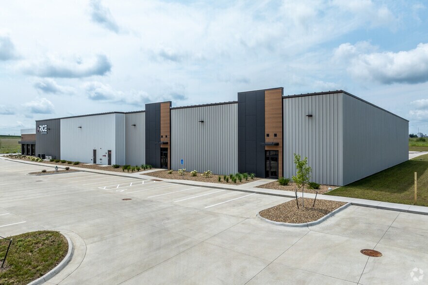 6815 Innovation Dr, Cedar Falls, IA à louer - Photo de l’immeuble – Image 3 sur 8