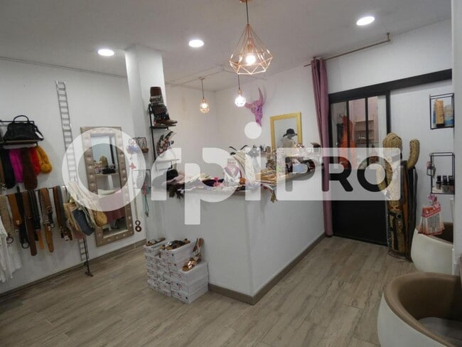 Plus de détails pour Local d'activités à louer