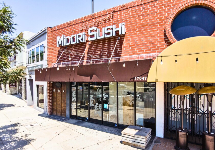 17047 Ventura Blvd, Encino, CA à vendre - Photo de l’immeuble – Image 2 sur 15