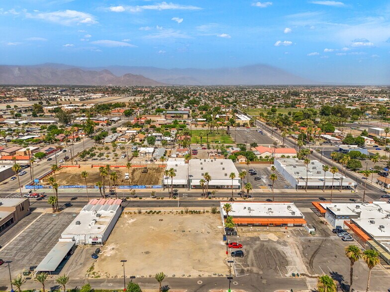 45073 Oasis St, Indio, CA à louer - Photo de l’immeuble – Image 2 sur 12