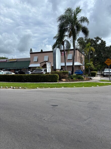 9501 SW 160th St, Miami, FL à louer - Photo de l’immeuble – Image 3 sur 5