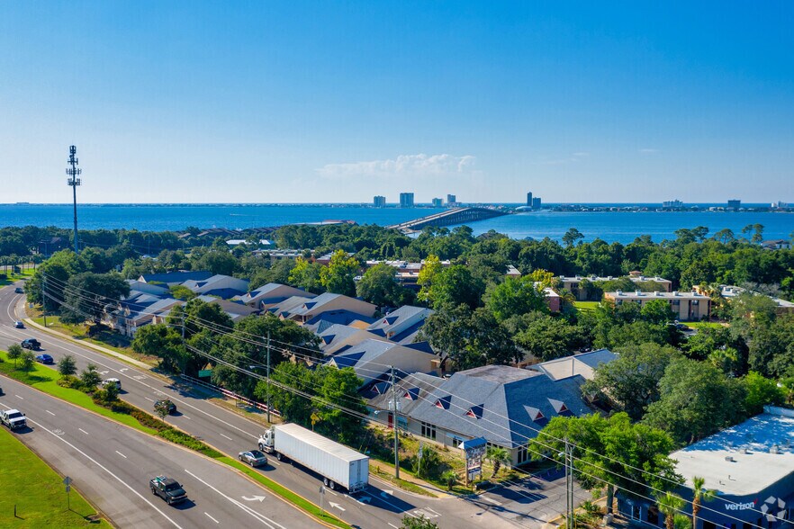 913 Gulf Breeze Pky, Gulf Breeze, FL à vendre - Aérien – Image 3 sur 125