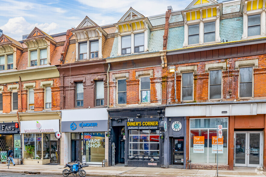 676-678 Yonge St, Toronto, ON à vendre - Photo de l’immeuble – Image 2 sur 2